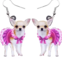 Brincos pingentes acrílico Chihuahua com vestido rosa